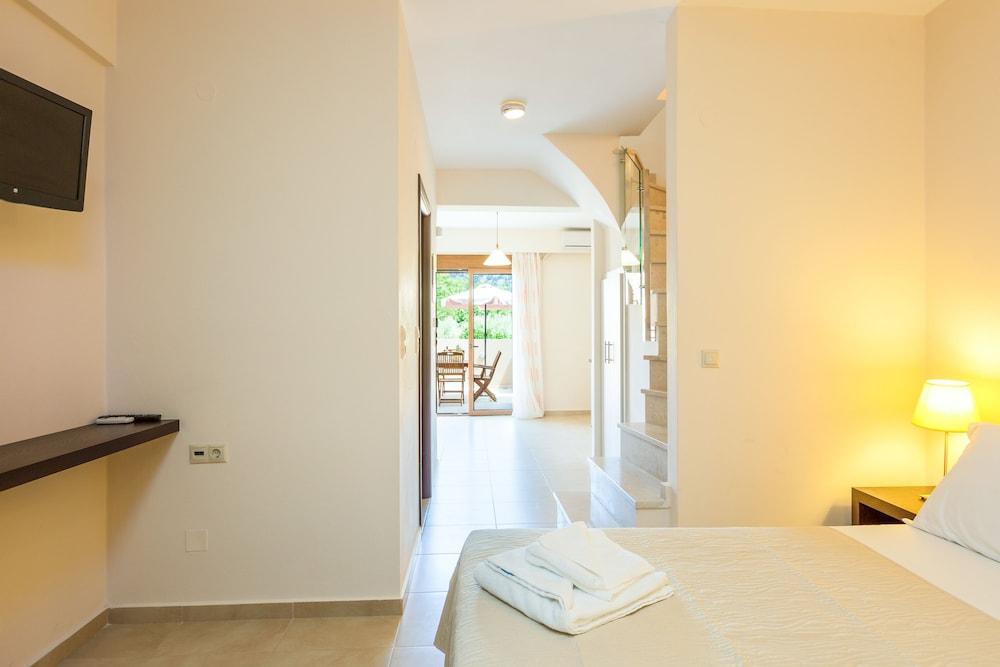 Pantheon Villas & Suites Vlikhádha Dış mekan fotoğraf
